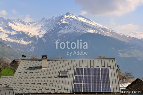 Panneau solaire sur toit en zinc