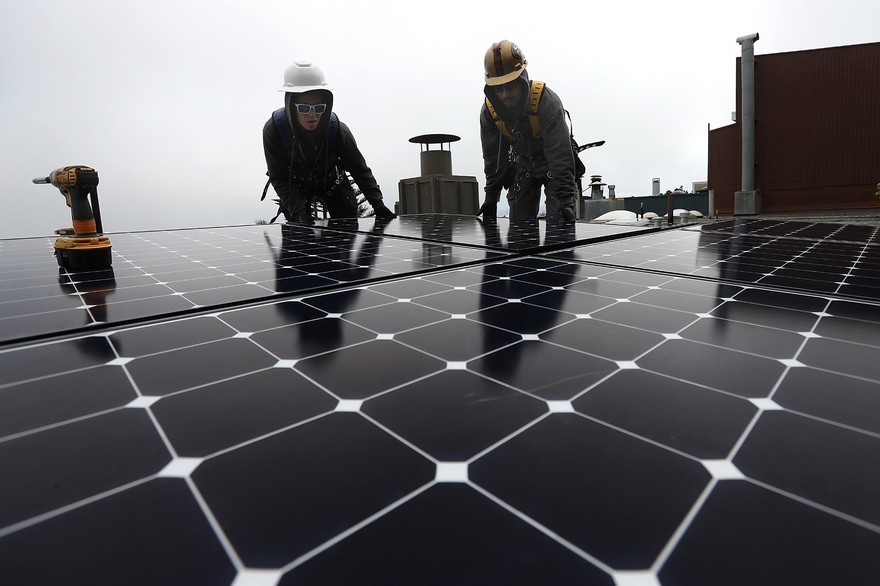 Un panneau solaire qui s'installe et fournit de l'électricité en 5 minutes