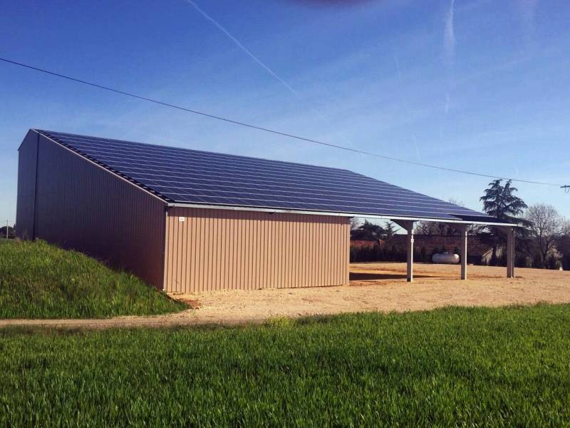 Panneau solaire photovoltaique batiment agricole