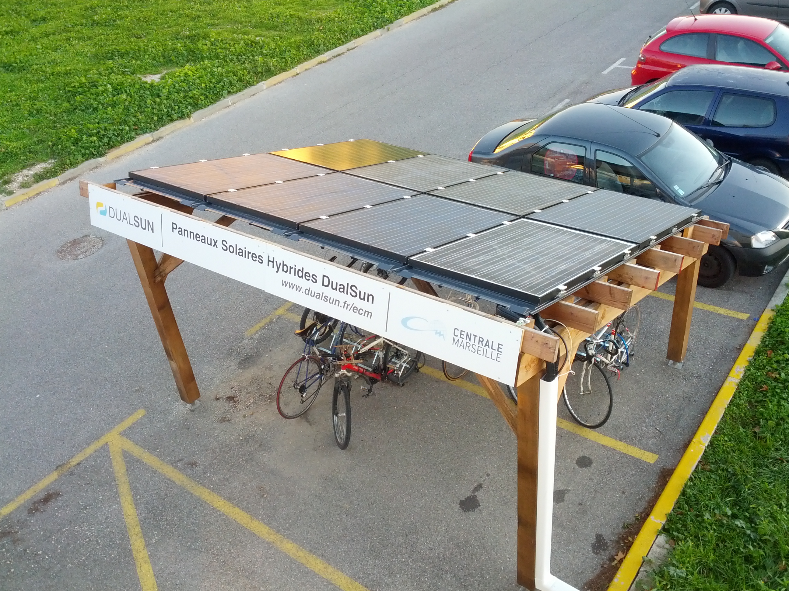 Panneau solaire mixte photovoltaique thermique