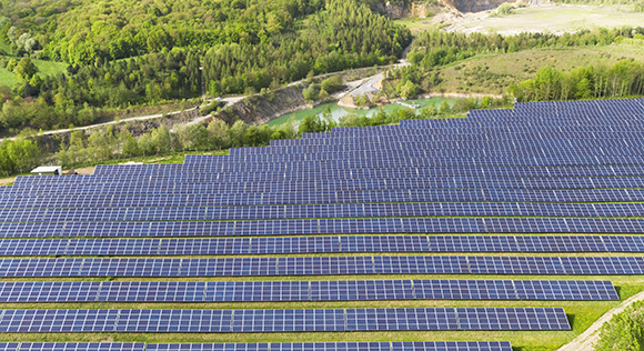 Panneau solaire en plein champs