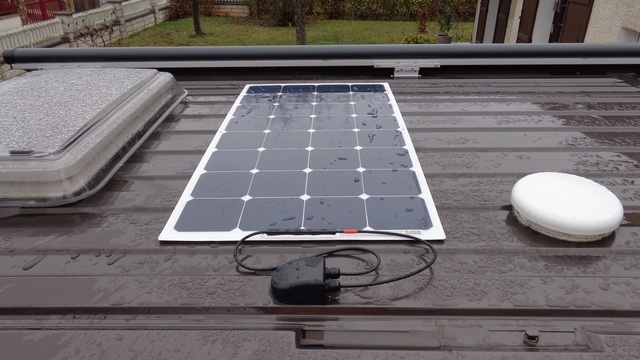 Collage panneau solaire fourgon