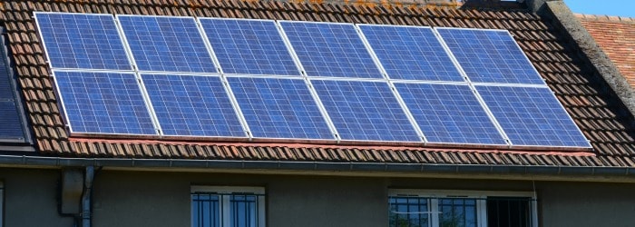 Bonhomme blanc panneau solaire