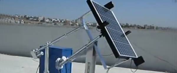 Panneau solaire qui suit la trajectoire du soleil