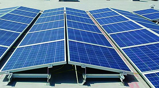 Panneau solaire sur toiture plate