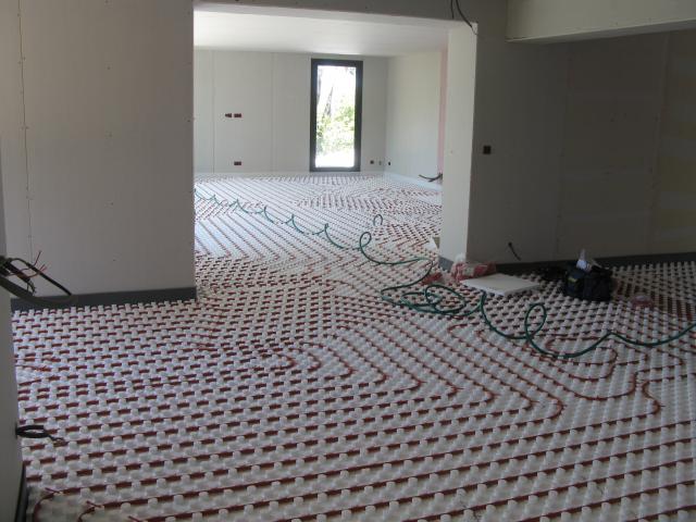 Plancher chauffant à eau avec pompe à chaleur