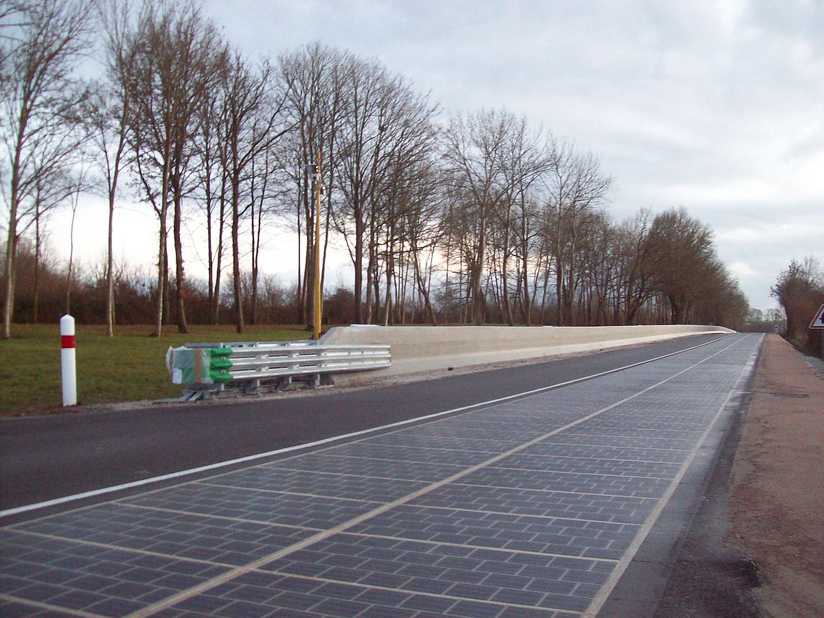 Route avec panneau solaire