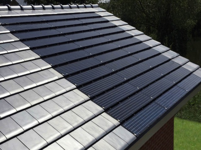 Peut on mettre un panneau solaire derriere une vitre