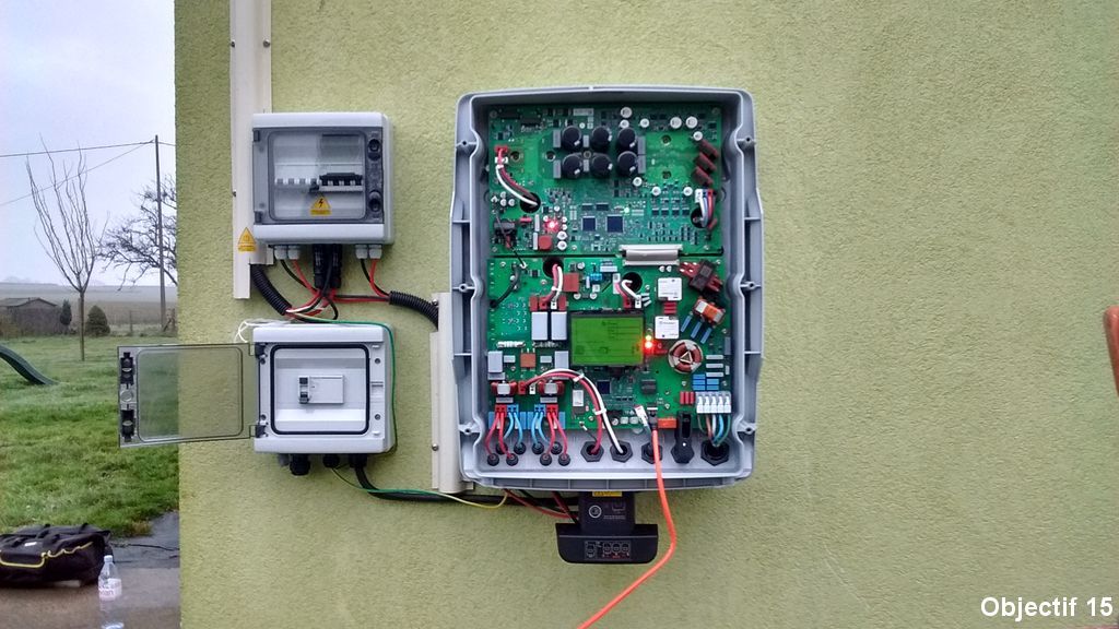 Panneau solaire derriere vitre