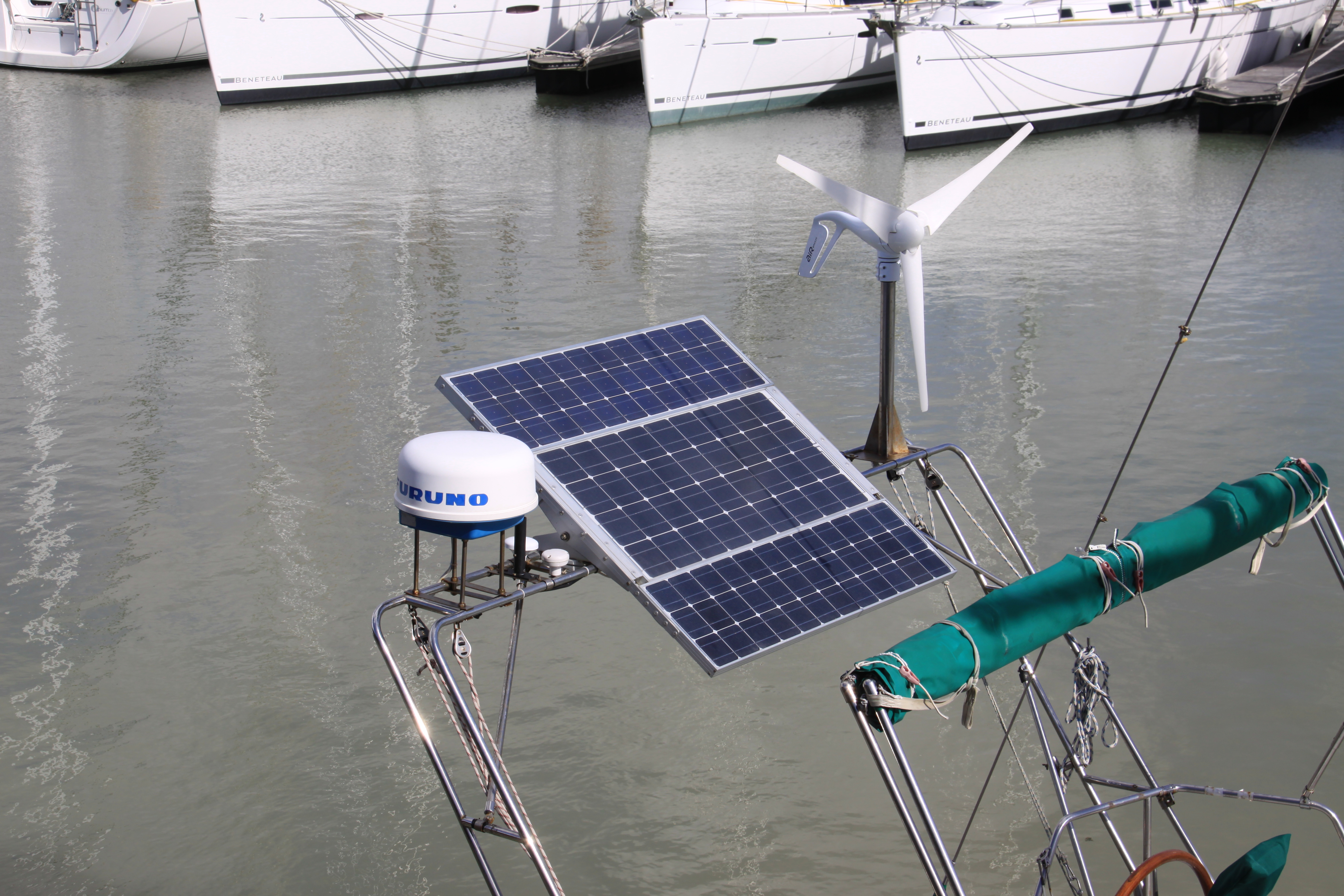 Installation panneau solaire souple voilier