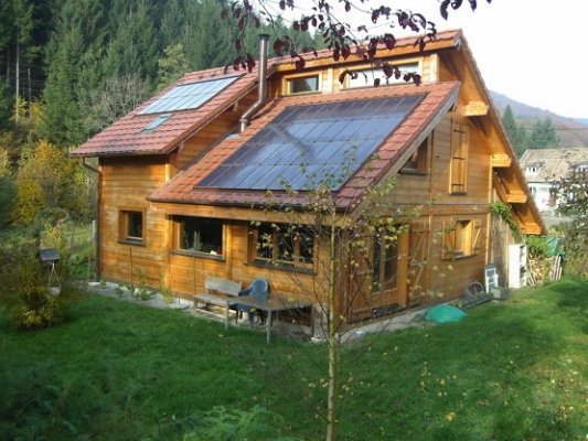 Maison en bois panneau solaire