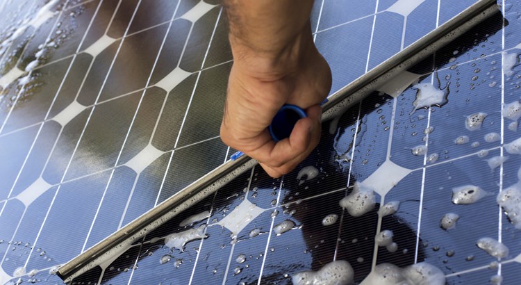Panneau solaire autonettoyant