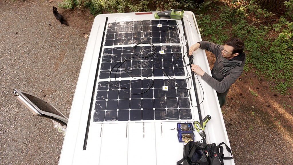 Fixation panneau solaire souple sur camping car