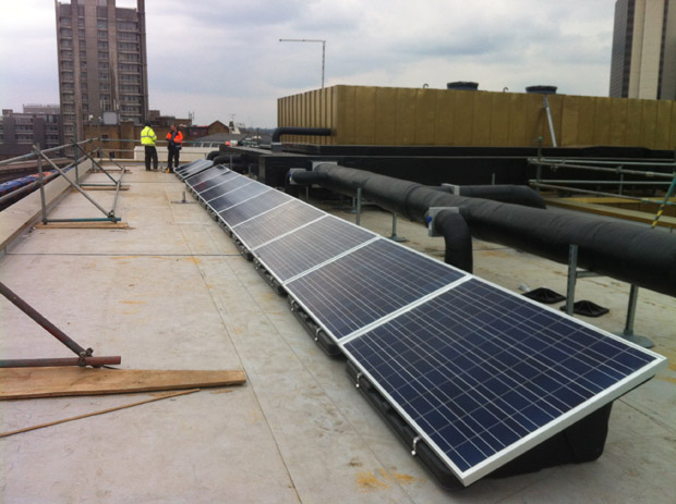 Fixation panneau solaire toit plat