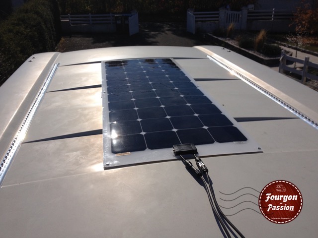 Panneau solaire souple fourgon