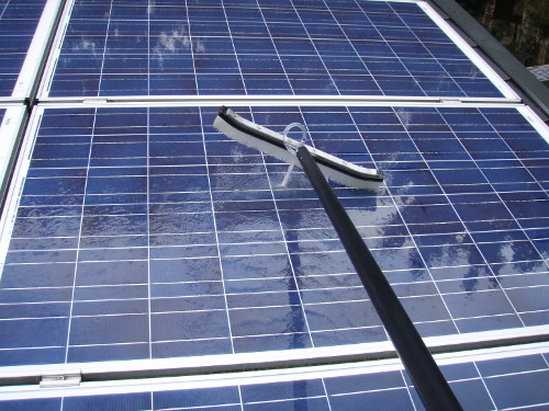 Comment nettoyer panneau solaire camping car