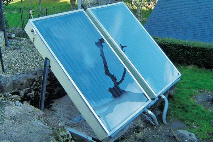 Panneau solaire avec un radiateur à eau