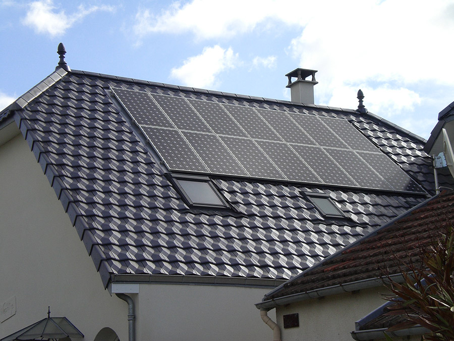 Panneau solaire en forme de tuile