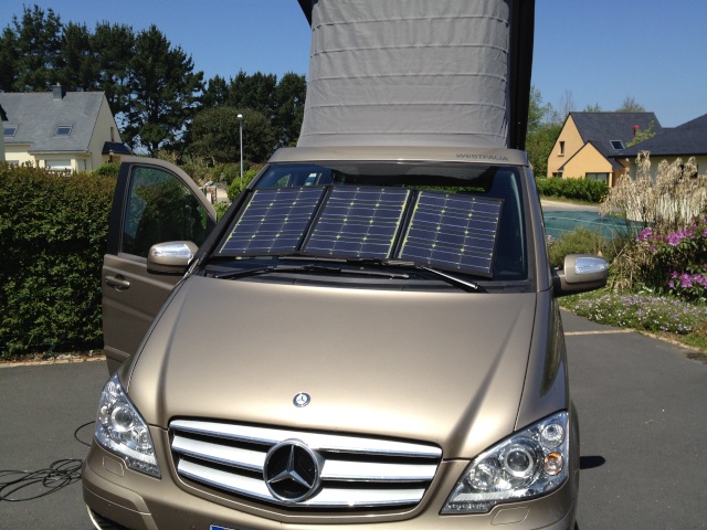 Panneau solaire de pare brise