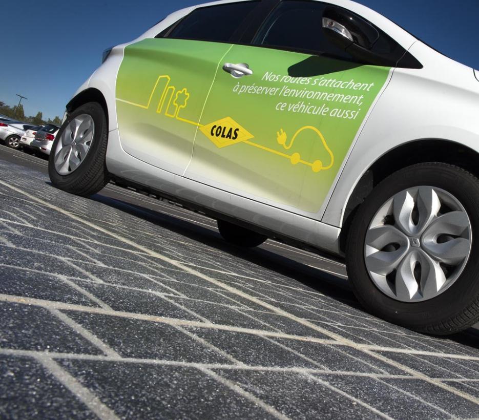 Colas panneau solaire route